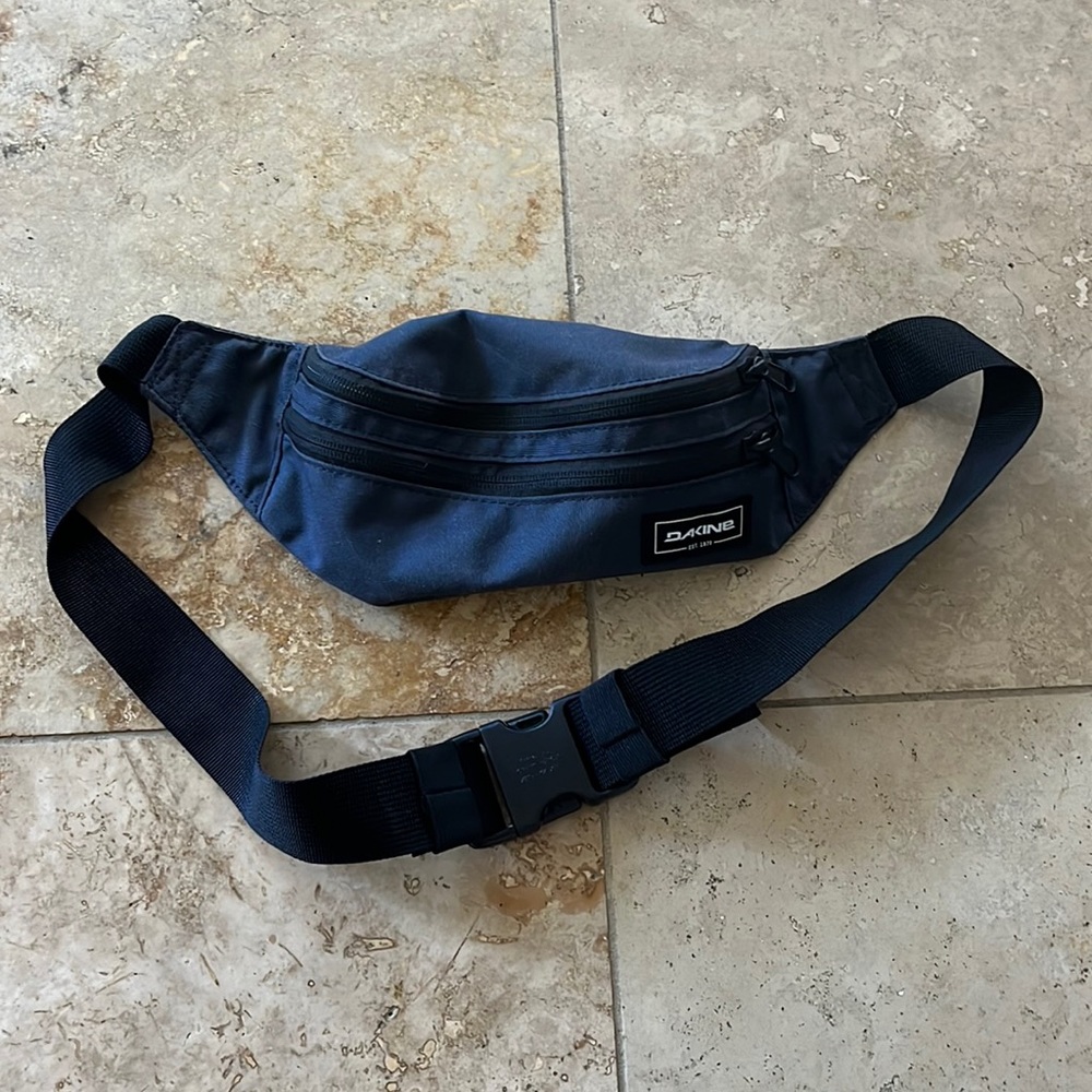 NWOT dakine fanny pack